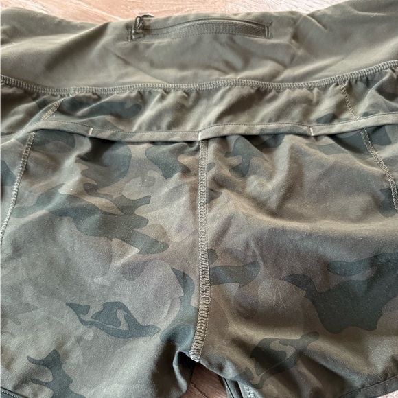 Lululemon Camo Speed Up Green Women's Shorts - Picture 4 of 6
